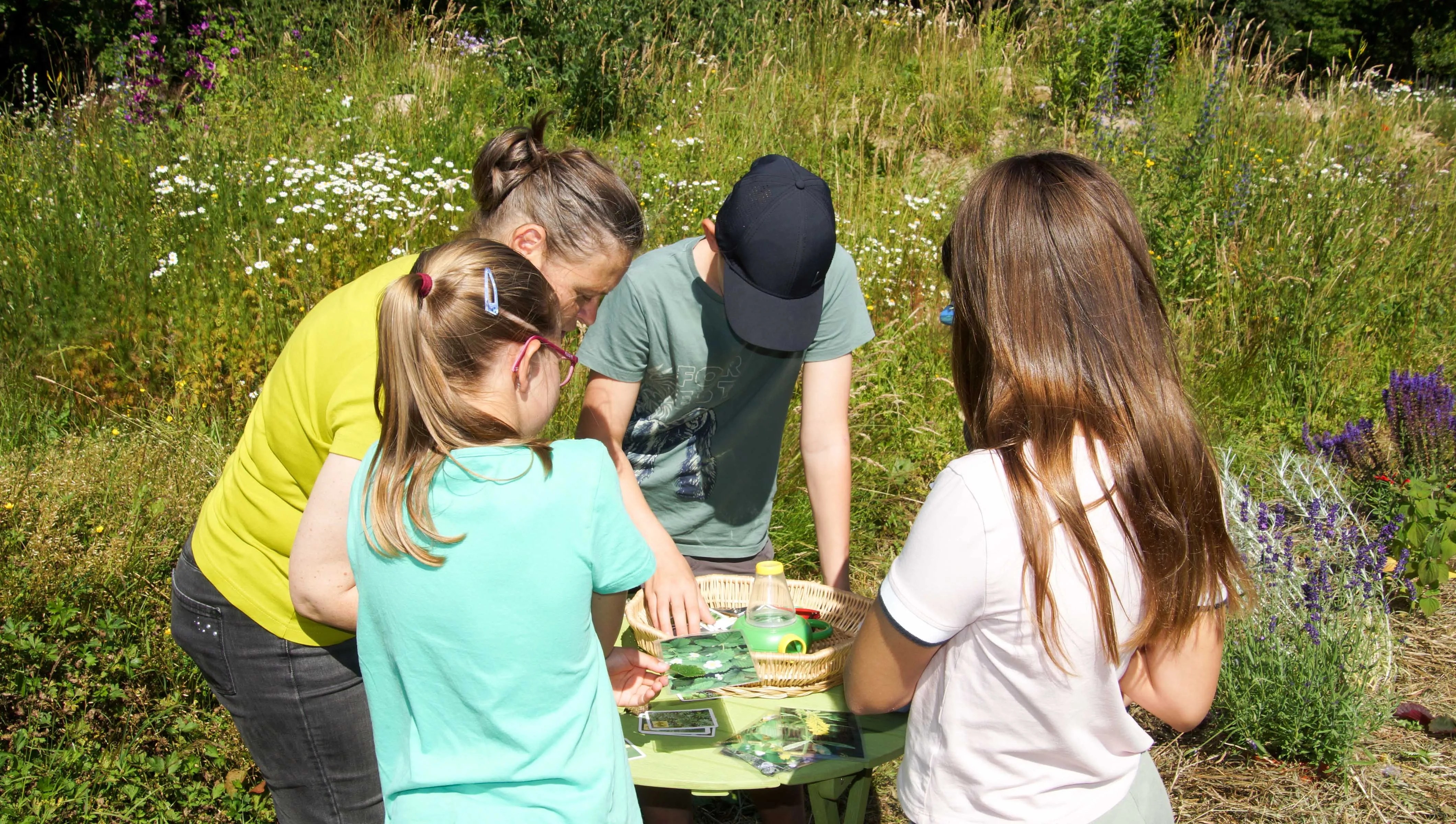 Gruppe von Kindern am Teichrand